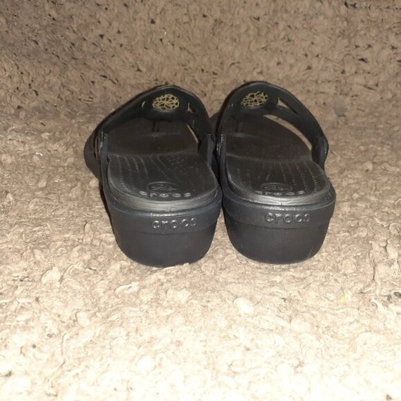 CROCS-Sanrah- Metallic Medallion Sandals-Black Thong Wedge-Sz 6-Near Mint - Picture 5 of 7